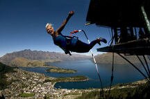 Exciting bungy jumping over Lake Wakatipu Exciting bungy jumping over Lake Wakatipu